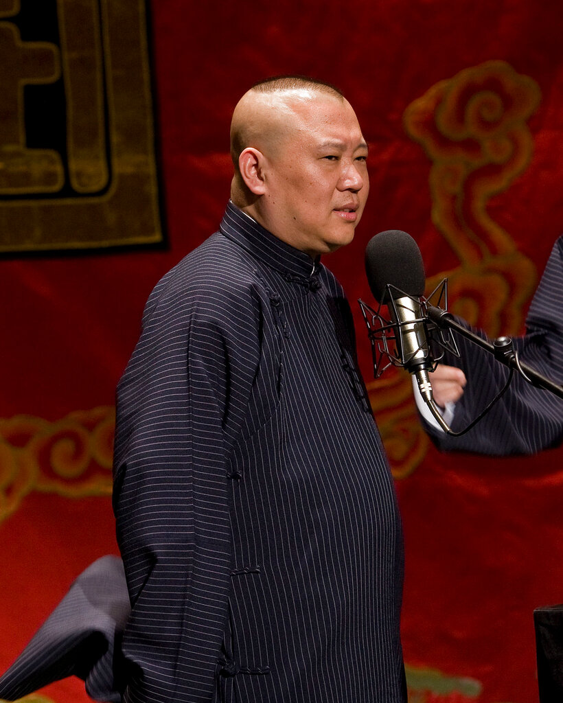 2011年,郭德綱在北京表演相聲。這種喜劇藝術形式融合了預先編排好的台詞與現場即興發揮。
