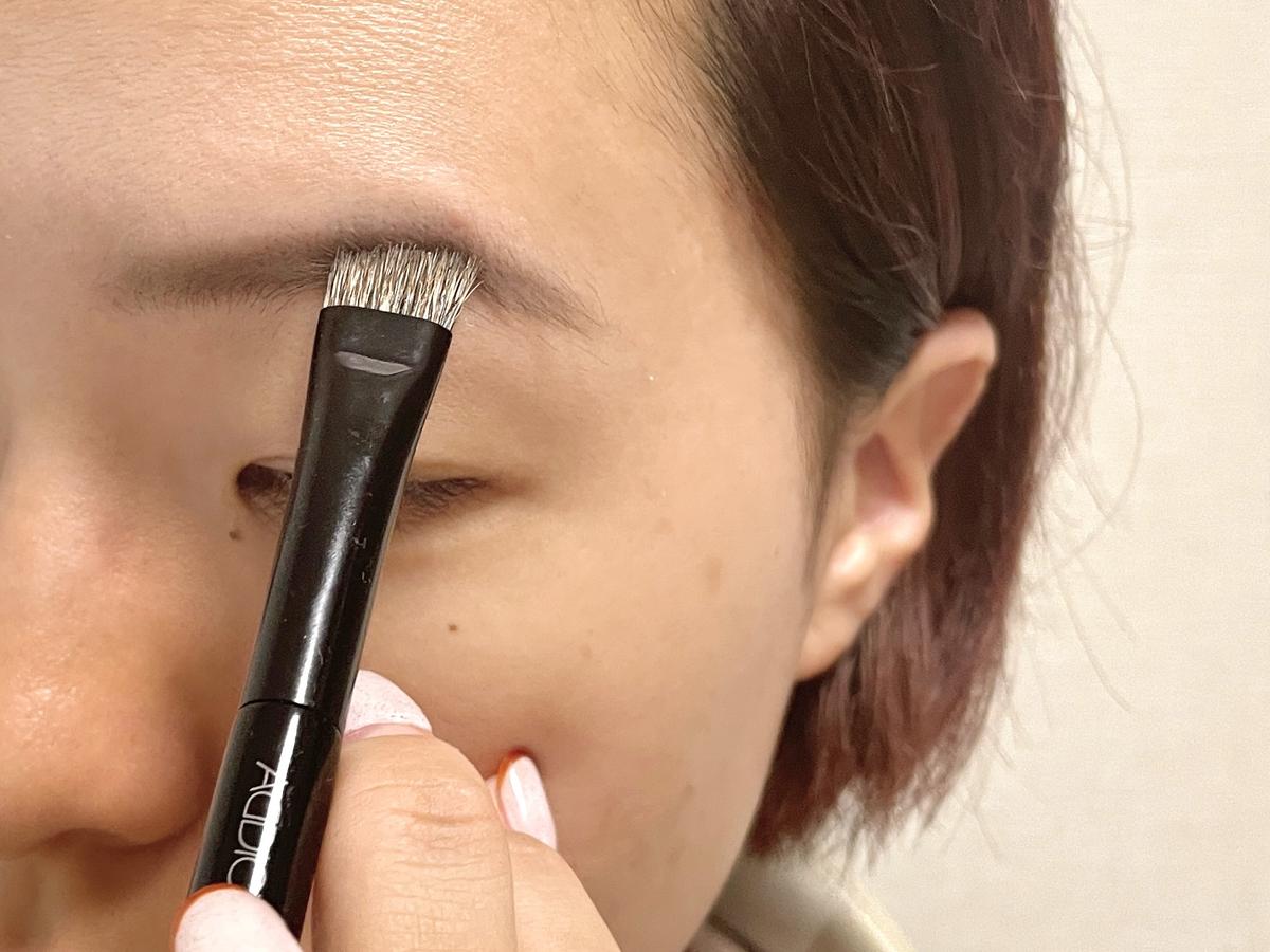 使用 Addiction 的「眉刷 01」將粉末上妝於眉毛