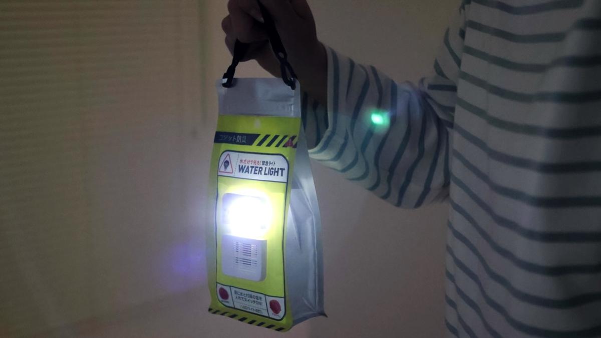 比行動電源更可靠!開箱日本超神奇「水電力緊急燈」:只需加水和鹽就能連亮140小時防災包必備
