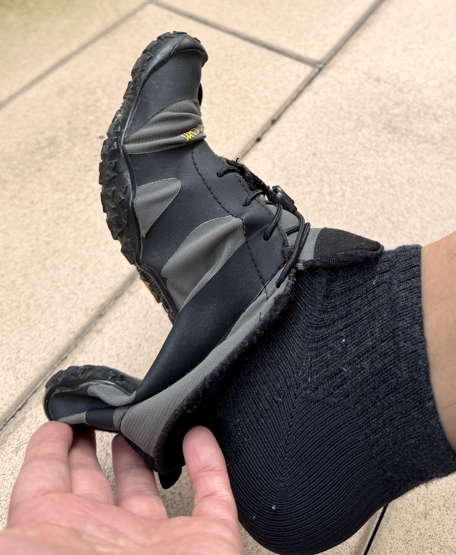 像襪子一樣半脫的舊款 Vibram FiveFingers V-ALPHA