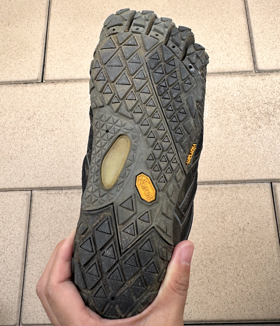 V-TRAIL2.0系列的舊款鞋底(鞋底)表面凹凸不平
