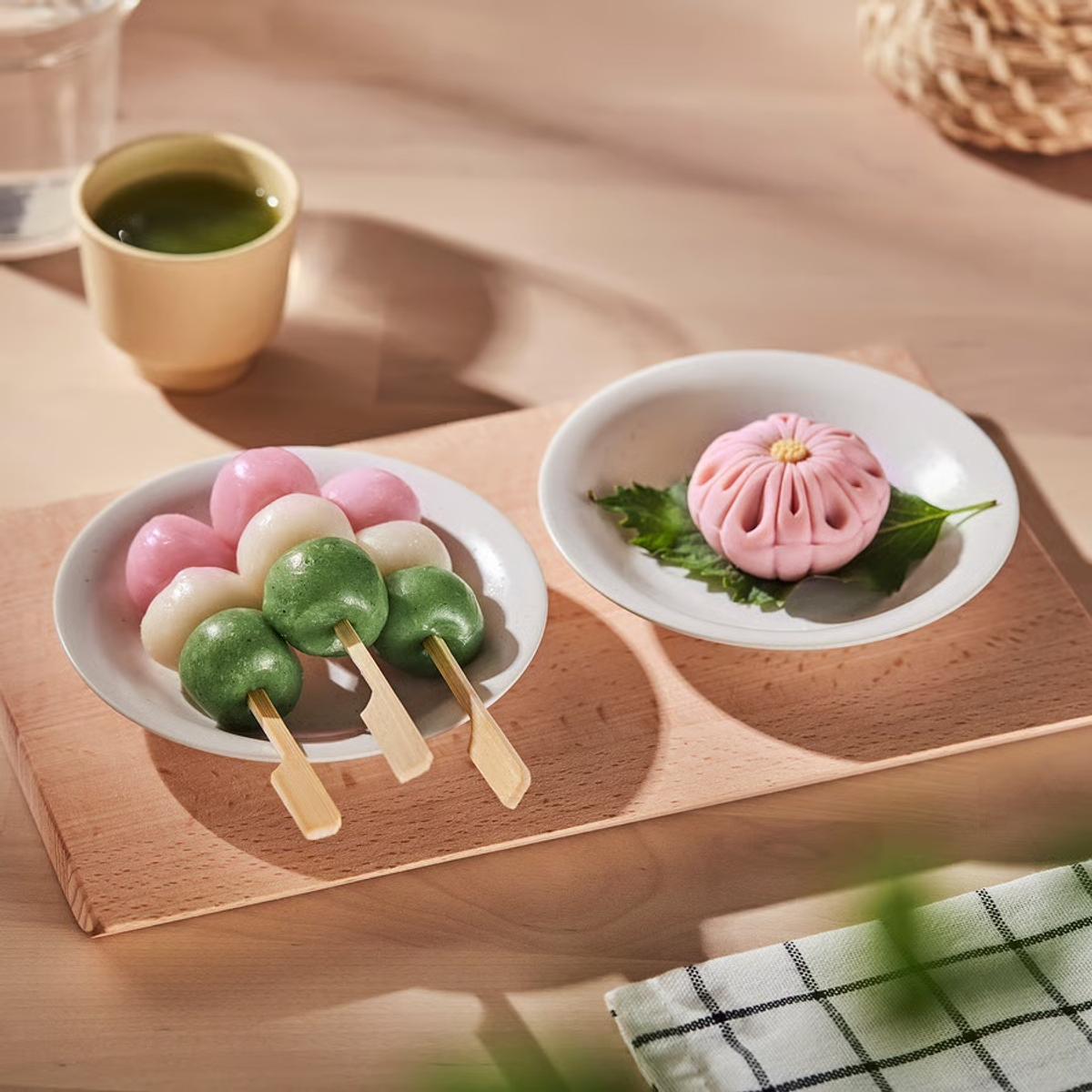 擺放和菓子的HARMYNTA餐具