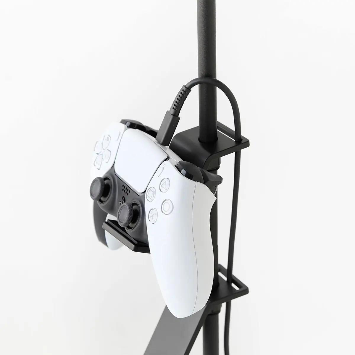 山崎實業「桌面後方遊戲控制器收納架 Smart」邊充電邊使用的樣子
