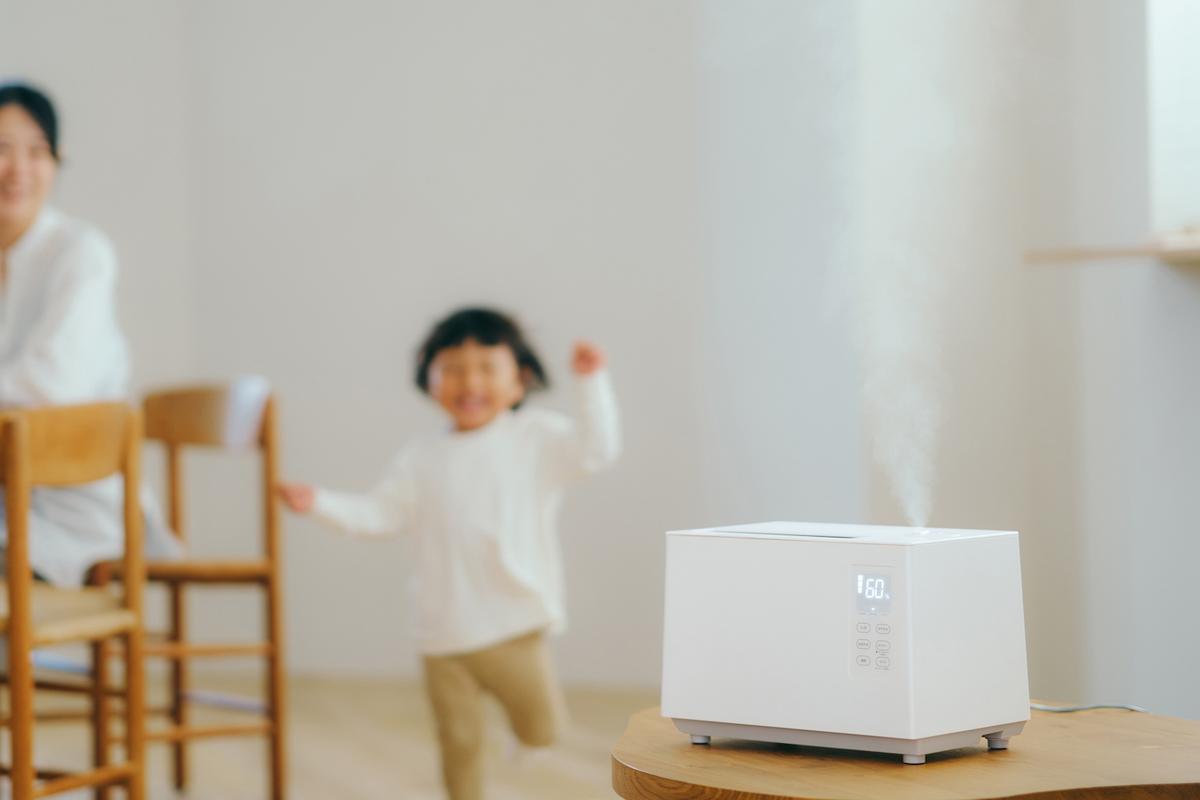 在有孩子的家庭中使用白朗的「加熱超音波式加濕器」的場景