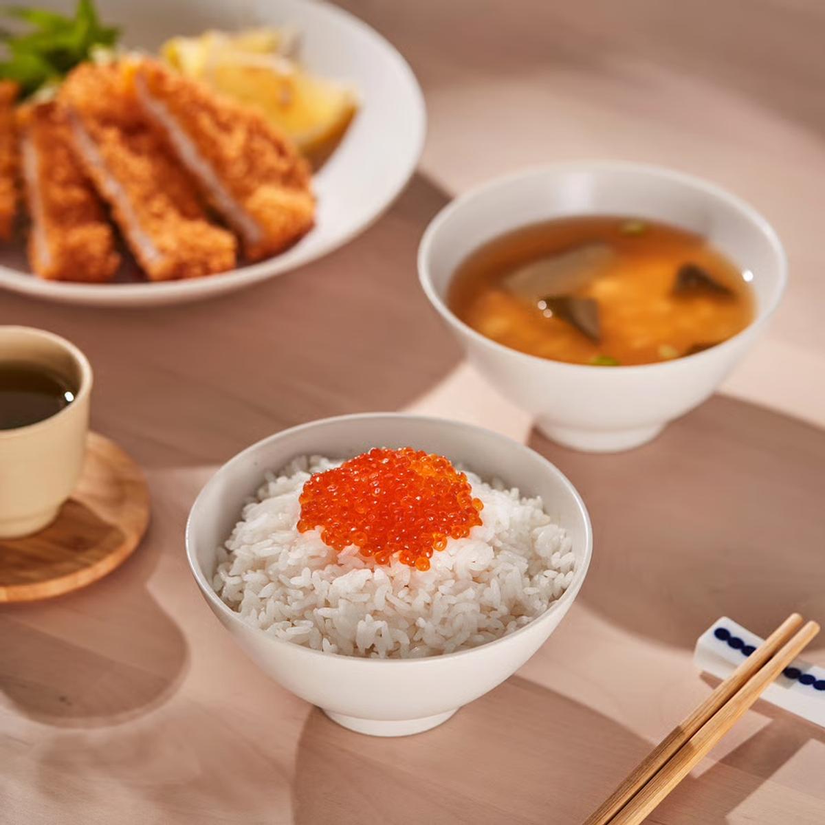 盛著米飯的HARMYNTA餐具