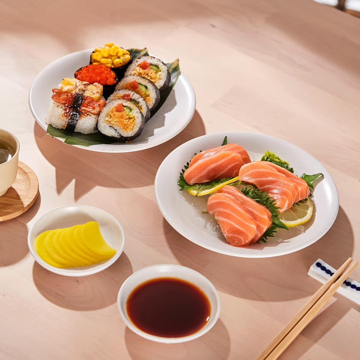 擺放料理的HARMYNTA餐具