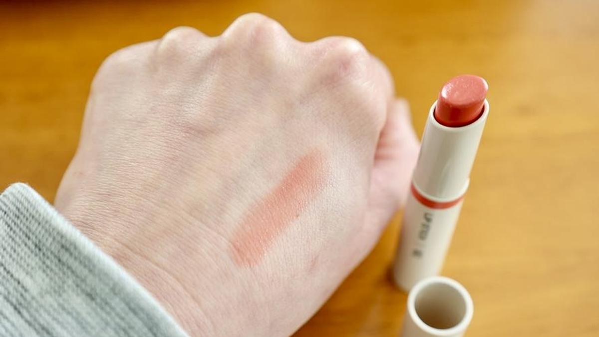逢人就被誇氣色好?MUJI無印良品唇膏「02粉膚色」一擦天生紅潤,質地滋潤不粘膩根本乾唇人救星!