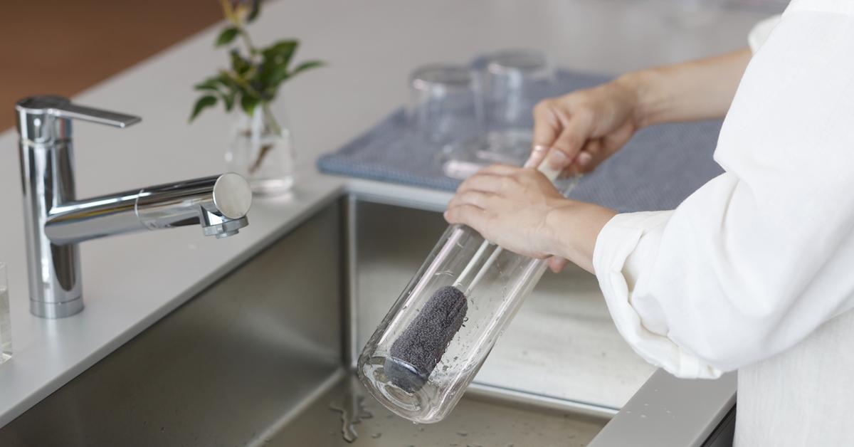 馬娜「水亮瓶子清洗海綿」的使用示意圖