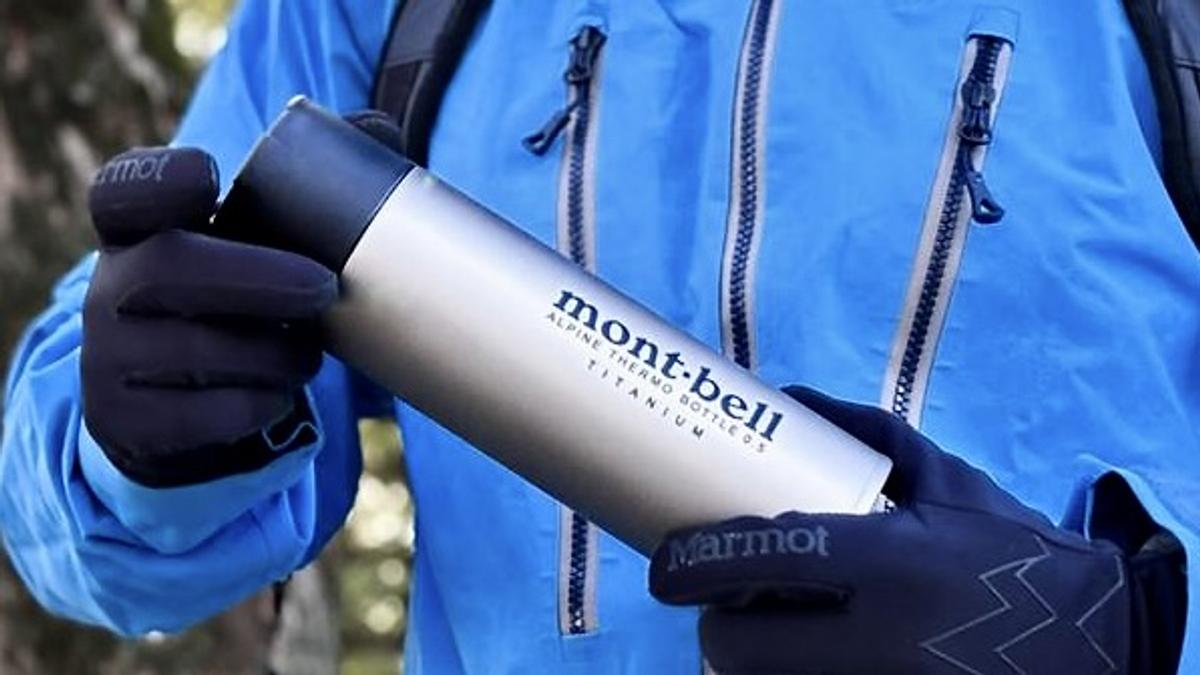 輕到像沒帶水壺?實測mont-bell「鈦金屬」保溫瓶:僅200g塞包包也沒感覺、告別不鏽鋼鐵味口感更純淨