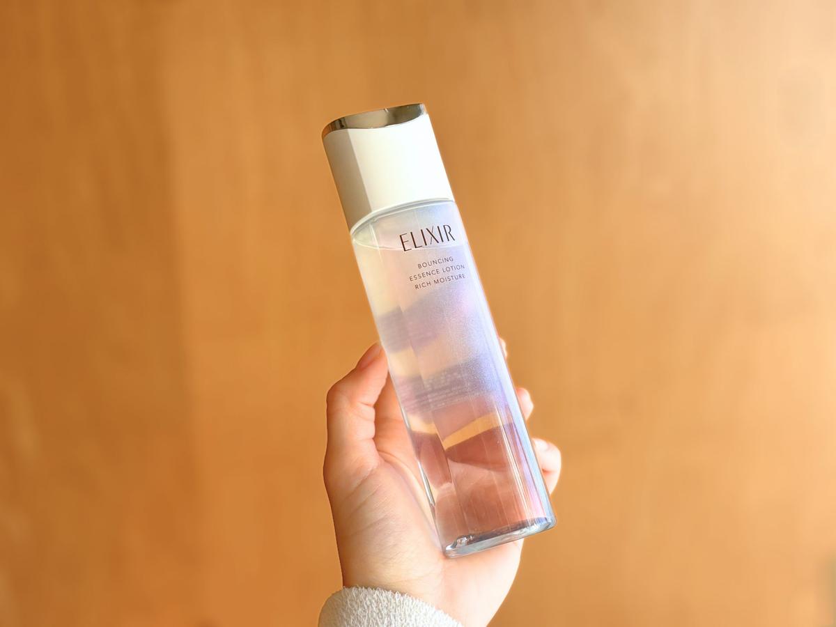 手持Elixir「Lift Moist Lotion ba（滋潤型）」的樣子