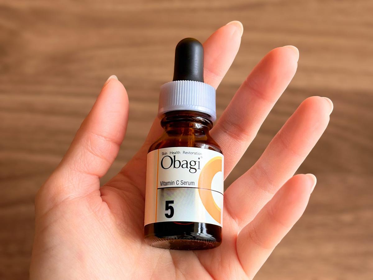 Obagi「C5精華液」放在手掌上的樣子