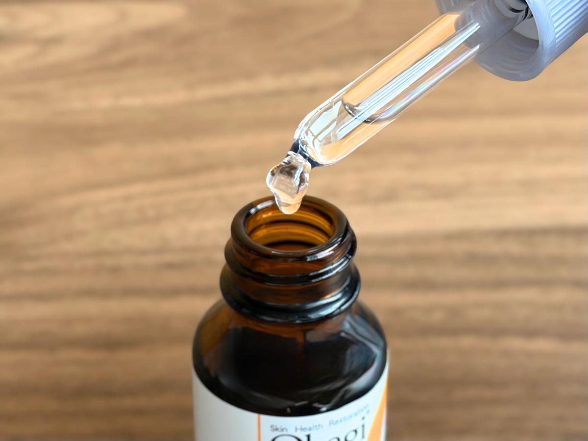 從Obagi「C5精華」的滴管取出一滴的樣子