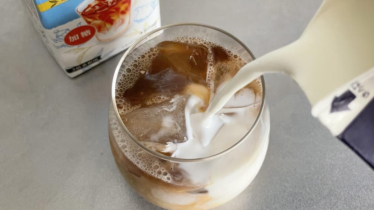 把鮮奶加進去就行!日東紅茶「濃縮奶茶原液」1:2黃金比例調出咖啡廳級冰奶茶,冷熱皆宜、甜度還能隨你調