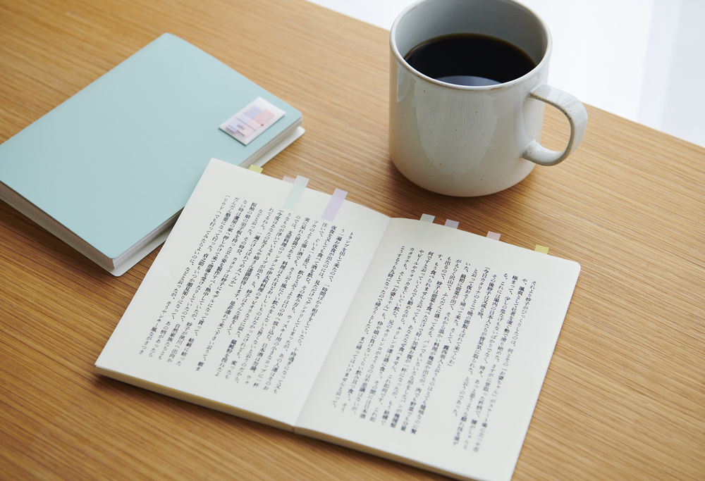 桌上放著一本書