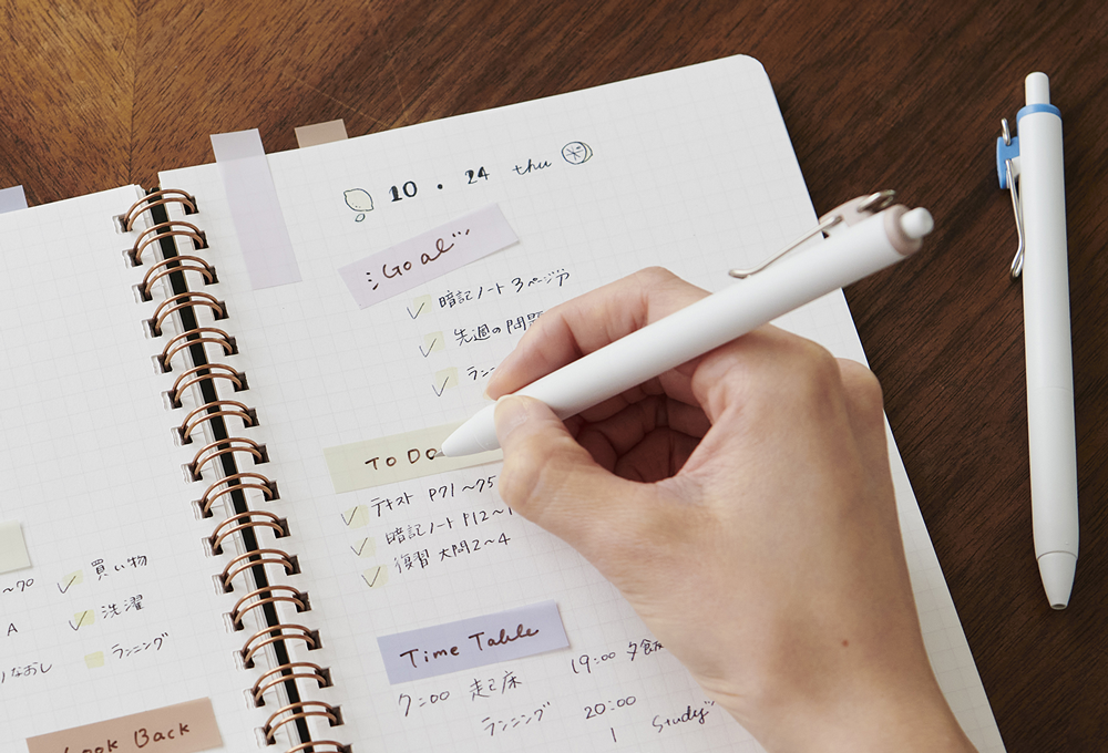 正在便條紙上書寫文字