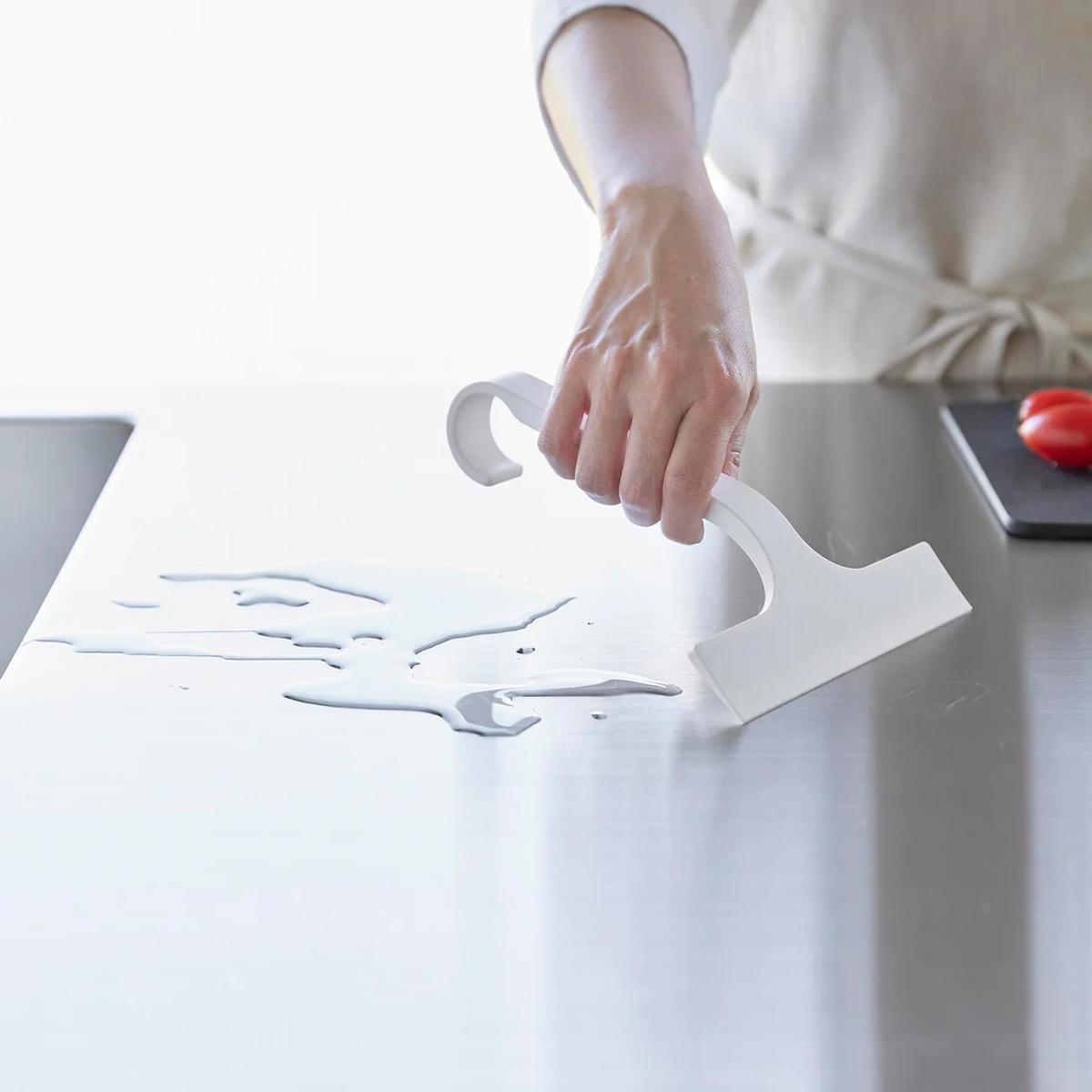 山崎実業「引っ掛け 水切りワイパー タワー S」でキッチンの水切りをする様子