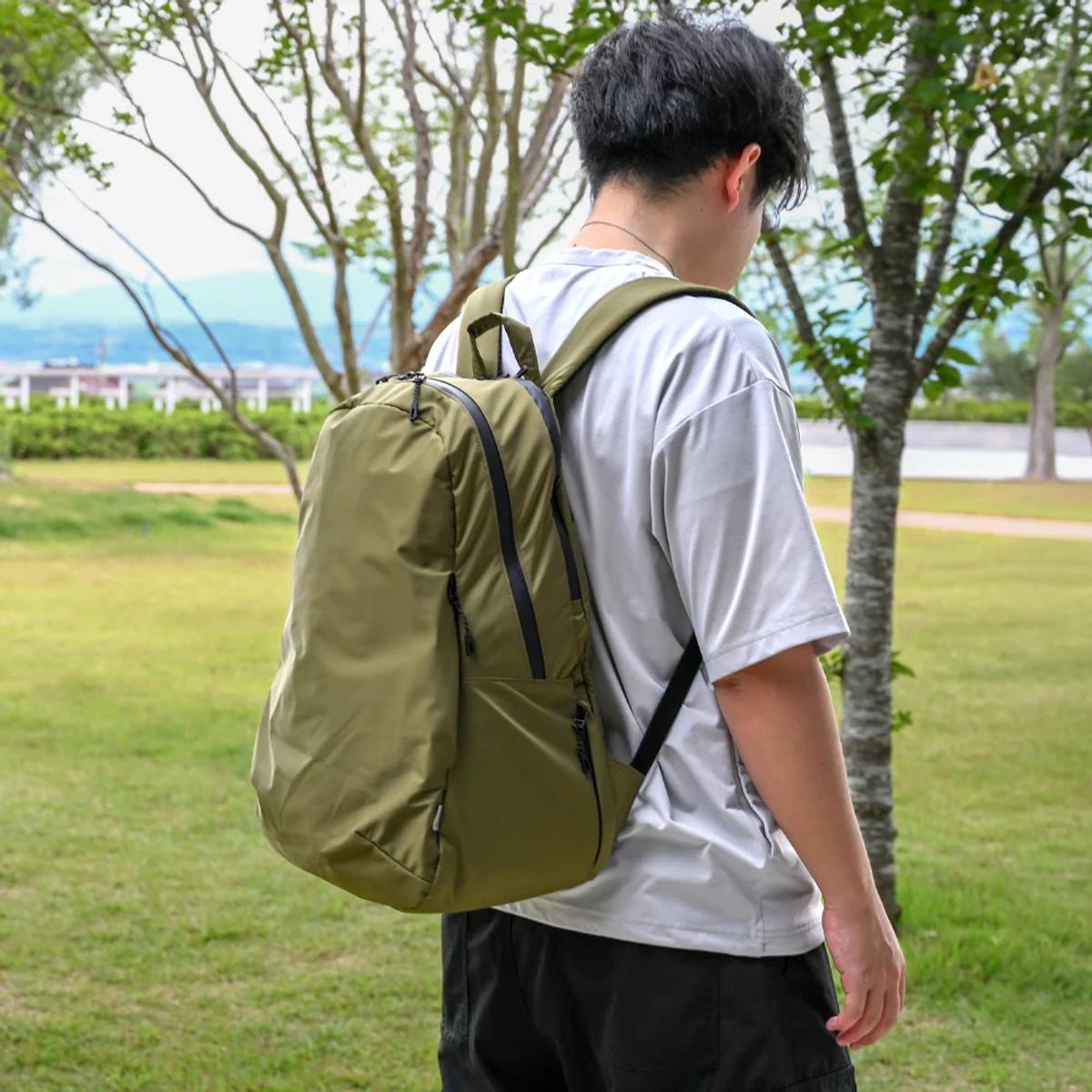 リュックを背負う男性