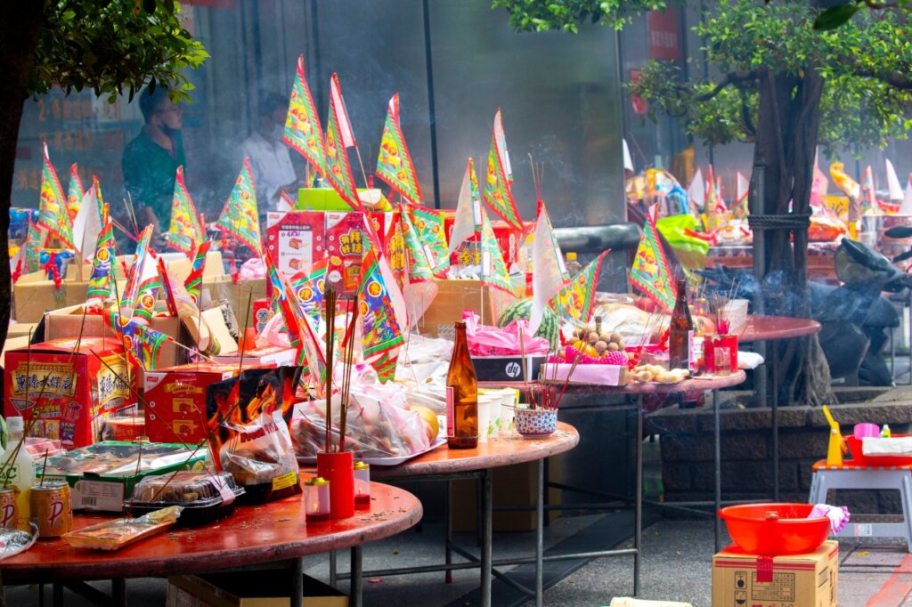 好兄弟吃飯囉！忌穿深色衣物、祭拜時許願？2025中元普渡「10大禁忌」曝光，90％的人都做錯