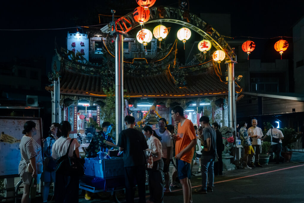 2025《森林夜遊》將於9月22日正式登場！街巷化為舞台、市民變身暗光鳥，與城隍爺一同探索「夜間限定」的嘉義