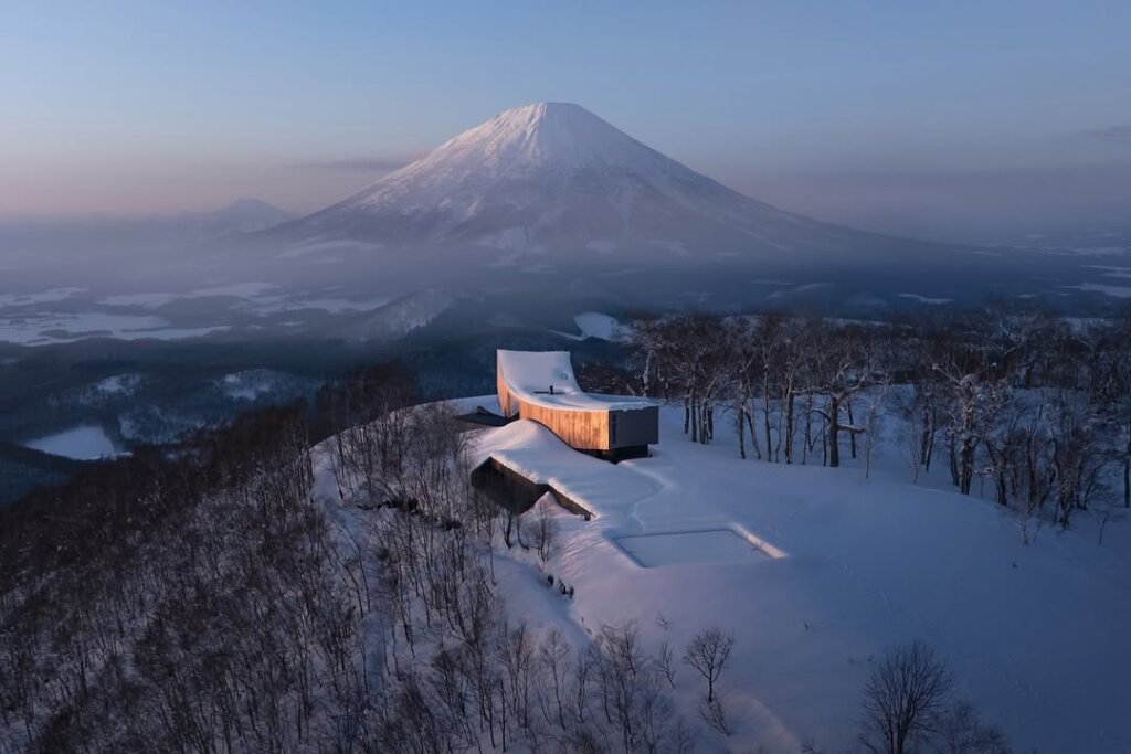 北海道絕美私人滑雪度假村:挪威建築大師操刀的NOT A HOTEL RUSUTSU預計將於2029年開業