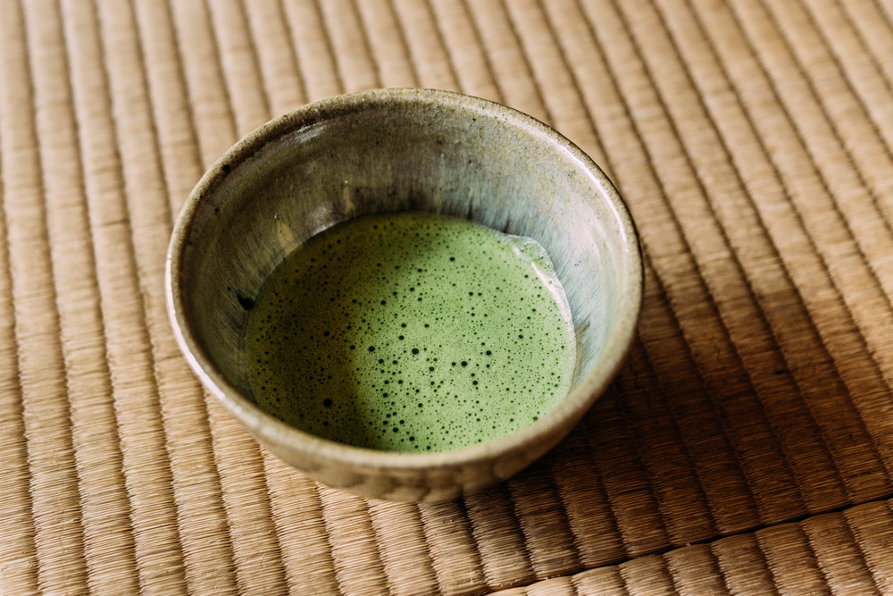 日本茶室規則指南：入座後為何要向掛軸行禮？彎腰才過得了的矮門又象徵什麼意境？
