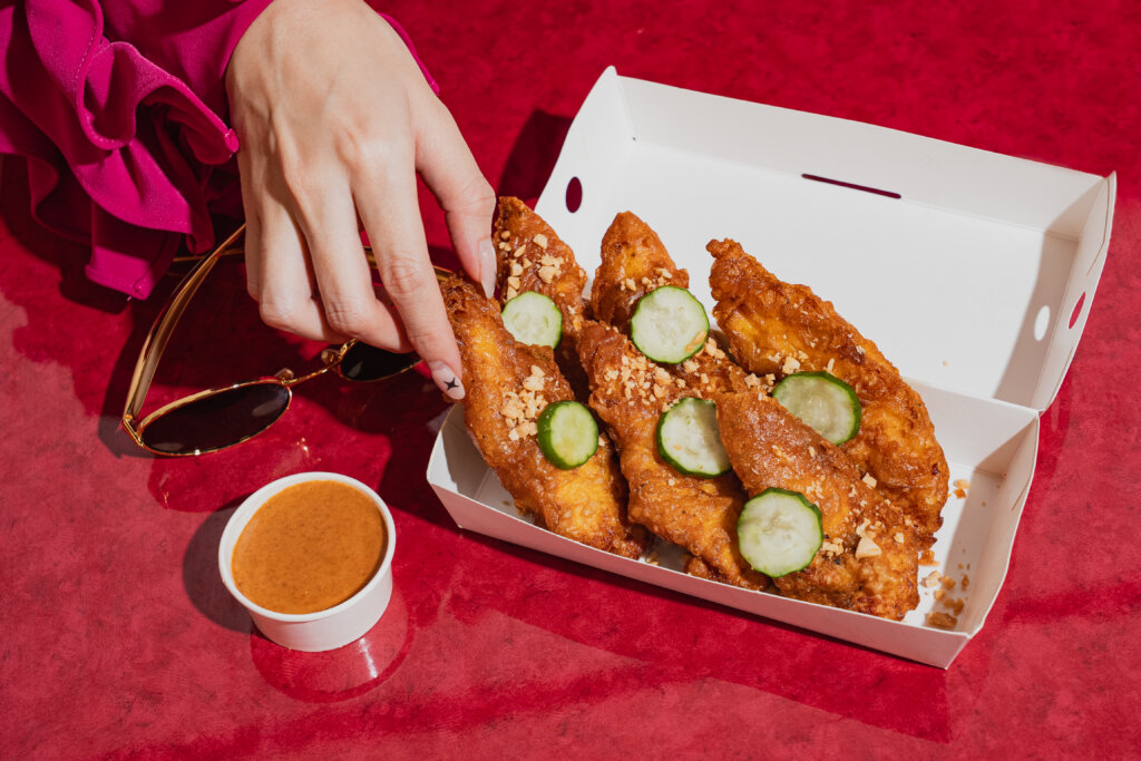 週末炸雞 x 4foodie聯名登場!特調「富婆醬」酸甜花椒風味搭漢堡炸雞、涼麵超涮嘴,大熱天也能秒開胃