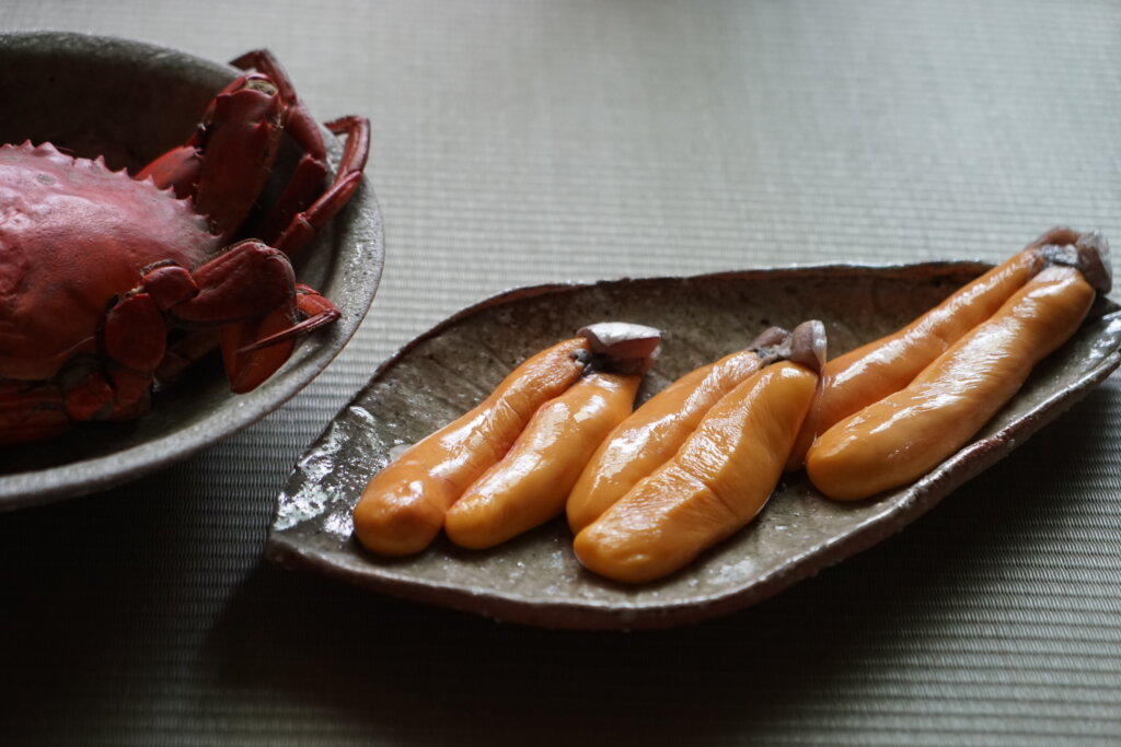 這美麗的黃色,是膽固醇黃:新鮮烏魚子怎麼吃?把細緻綿軟的滋味包進飯卷裡,是最適合小嘴人的吃法