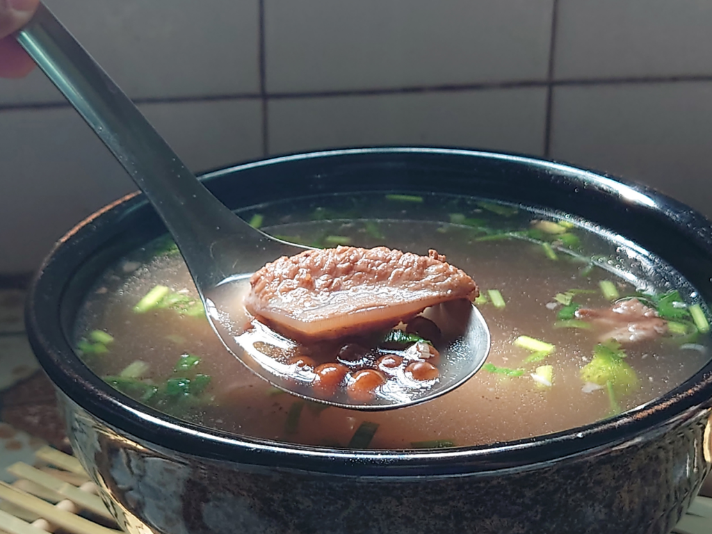 是原住民餐桌上的黑珍珠,也是獵人行囊裡的天然B群:傳說中吃一把就能滿血復活(還能夠壯陽)的「樹豆」