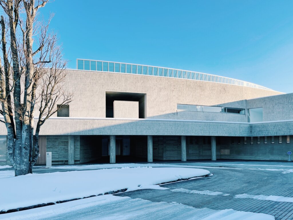 原本只是旅程的順道停留:在「盛岡岩手縣立美術館」的光影與建築中,留下最深刻的震撼