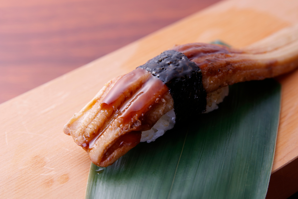 刷醬還是撒鹽?炙燒算一種邪道?解碼「星鰻」作為Omakase完美句點的料理進化史