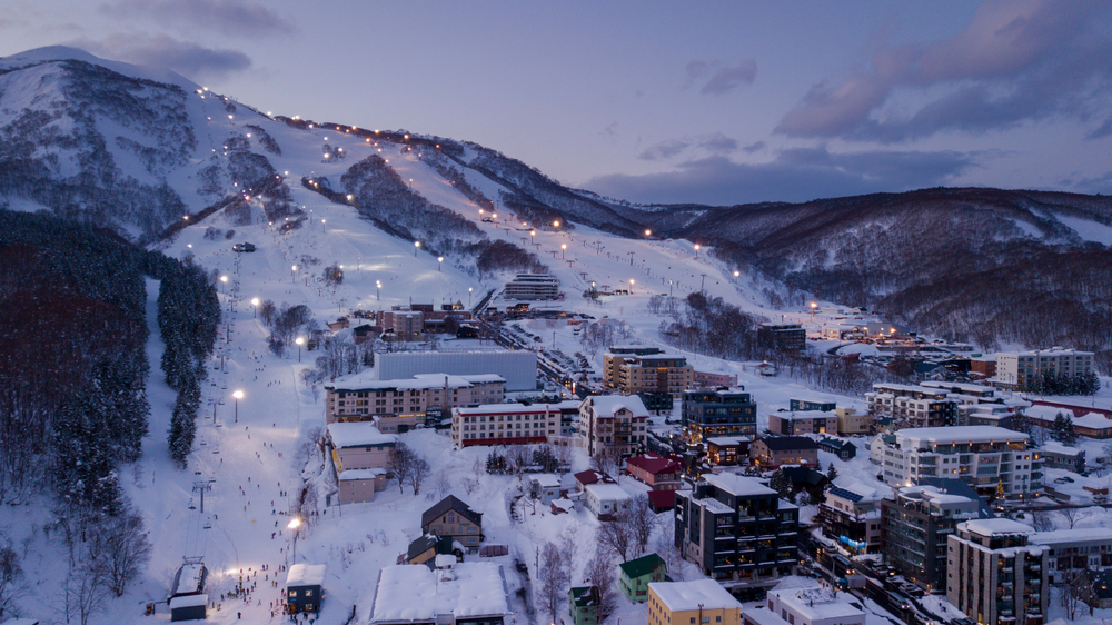 從人口凋零危機到全球滑雪客的粉雪天堂!日本地方創生界的「二世古奇蹟」,會不會只是一場即將破滅的觀光幻夢?