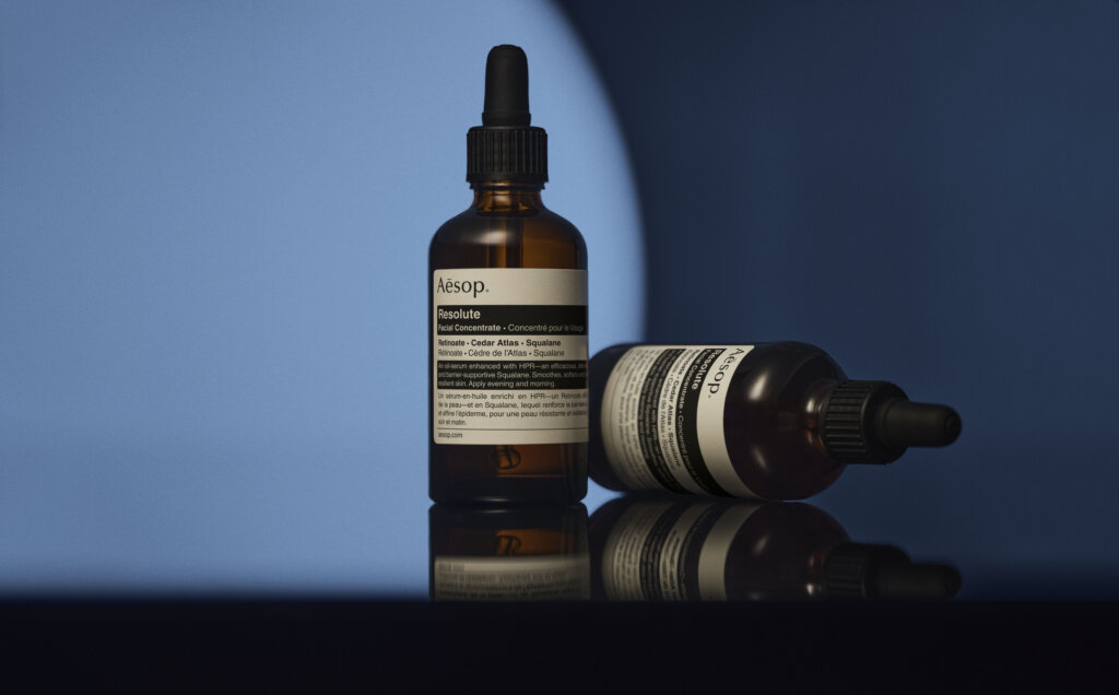 Aesop 2026保養全新力作「時韌煥肌精粹油」!裸傳導高效能A醇免轉換、超親膚,敏感肌也能一抹豐盈澎潤