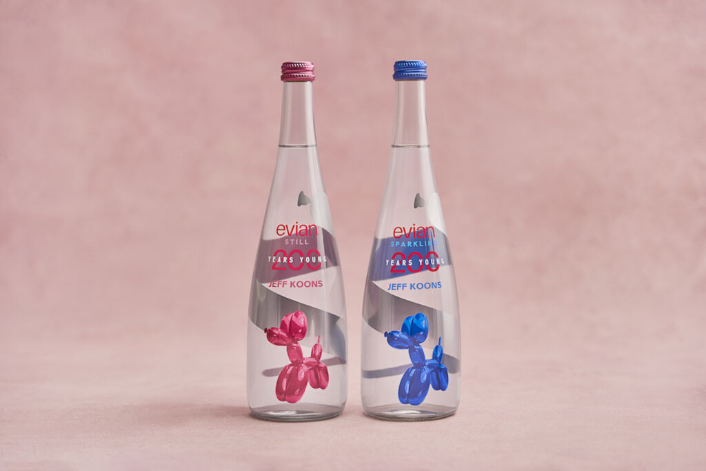 台灣也買得到氣球狗限定瓶身！evian 200週年攜Jeff Koons大玩藝術，粉紅、粉藍限定色美到捨不得開喝
