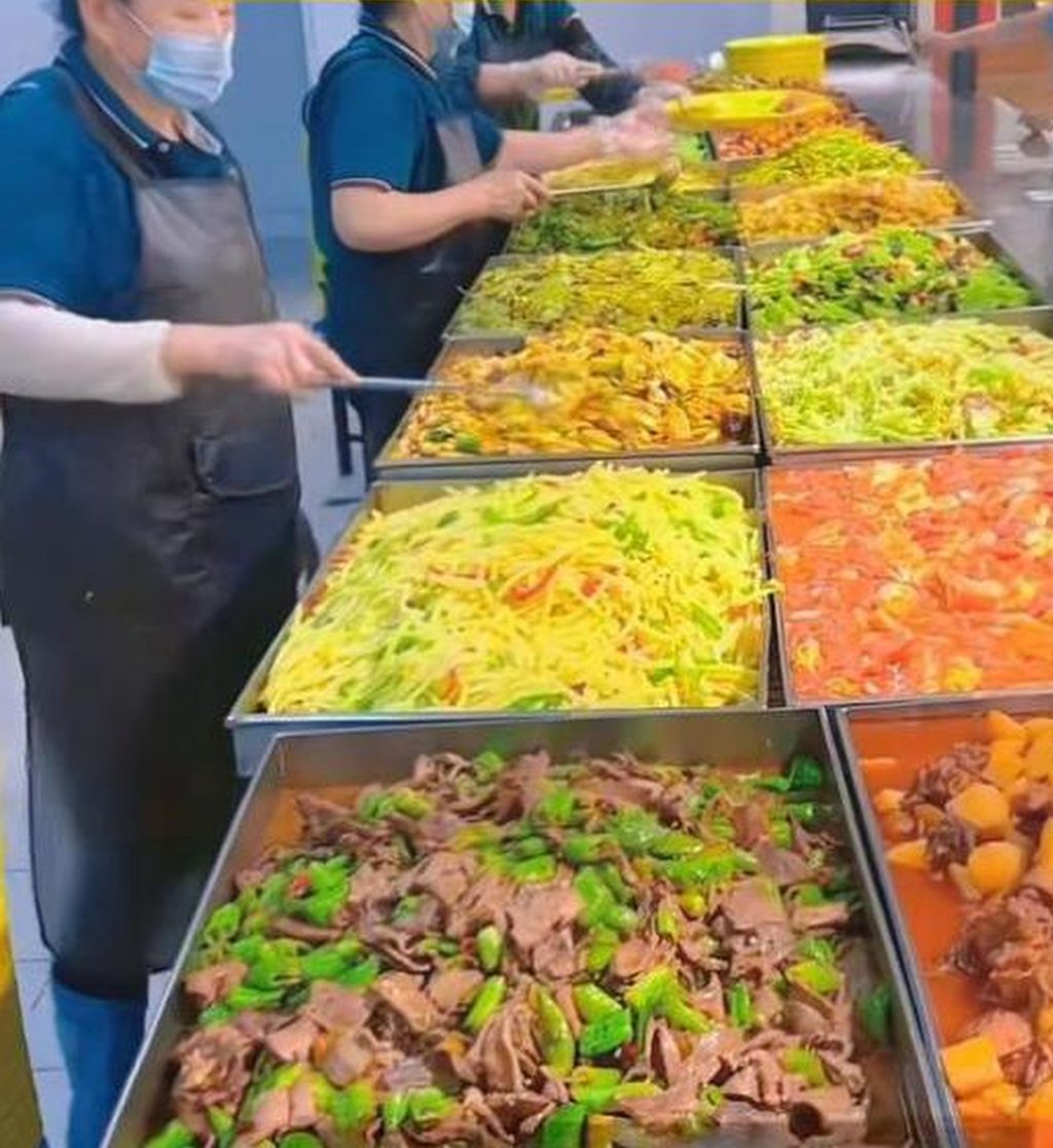 The “pretend” office space service also includes lunch for US$4. Photo: news.china.com