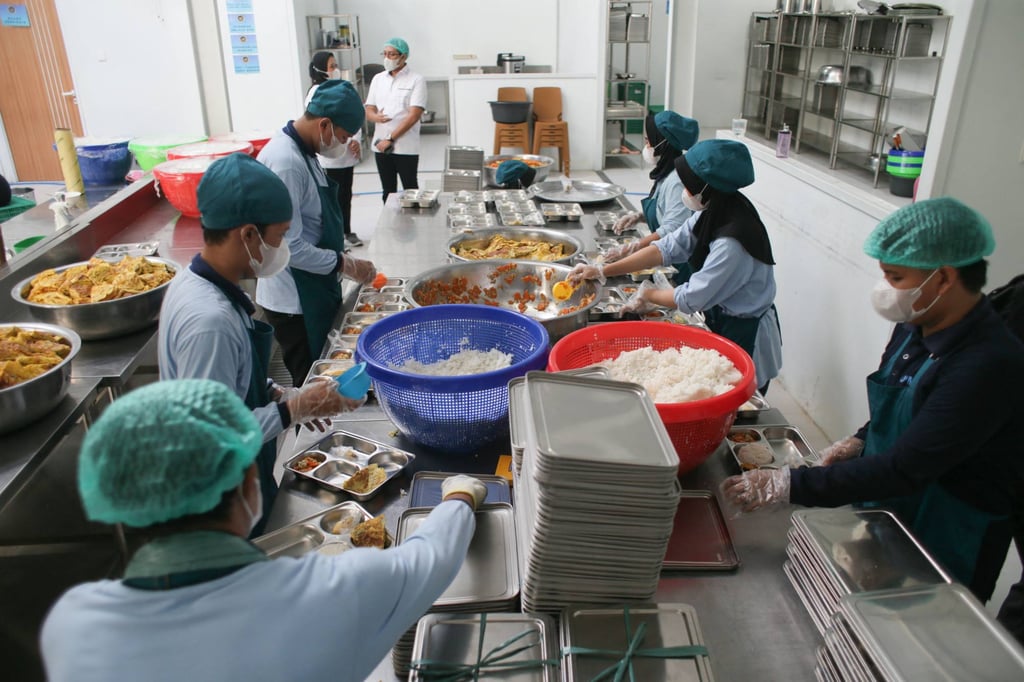 Staff prepare lunch plates on the first day of a free-meal programme at a public kitchen in Bogor, West Java, Indonesia, on January 6. Photo: AFP