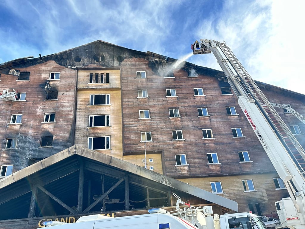 Crews working at the site of the fire that broke out in a hotel in the Kartalkaya Ski Resort in Bolu, Turkey, on January 21, 2025. Photo: EPA-EFE/Sakarya Municipality Fire Department