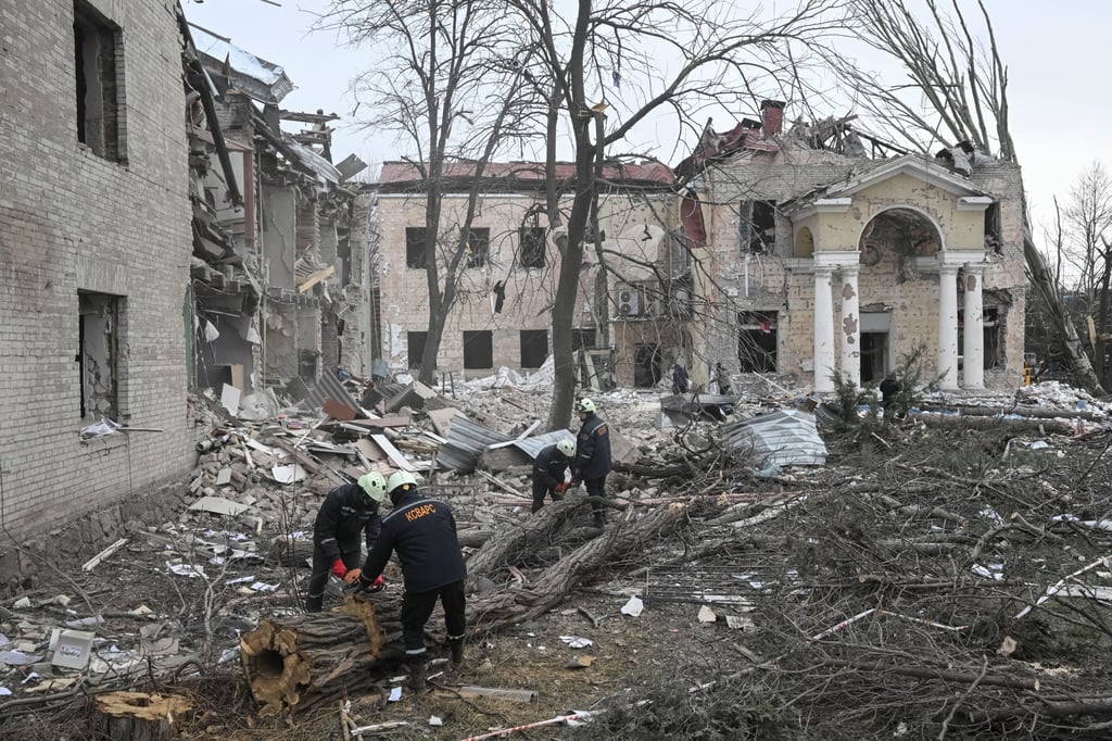 Rescuers work at a site of a Russian missile strike in Zaporizhzhia, Ukraine on January 23, 2025. Photo: Reuters