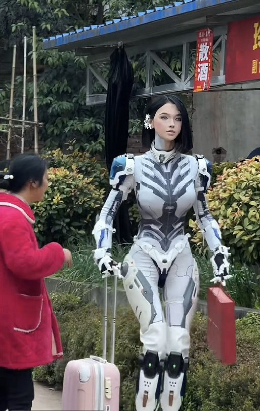The statuesque woman dressed as a humanoid walks along the street in her hometown. Photo: Douyin