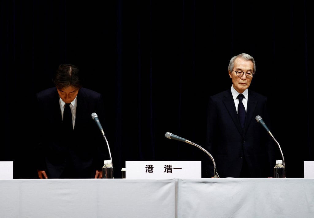 Fuji TV president Koichi Minato (left) and chairman Shuji Kanoh bow as they attend a press conference in Tokyo, Japan, on January 27, 2025. Photo: Reuters