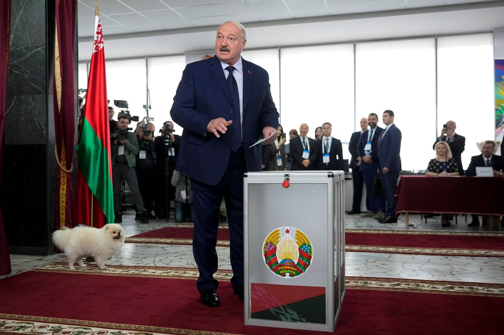 Belarusian President Alexander Lukashenko casts his ballot. Photo: AP
