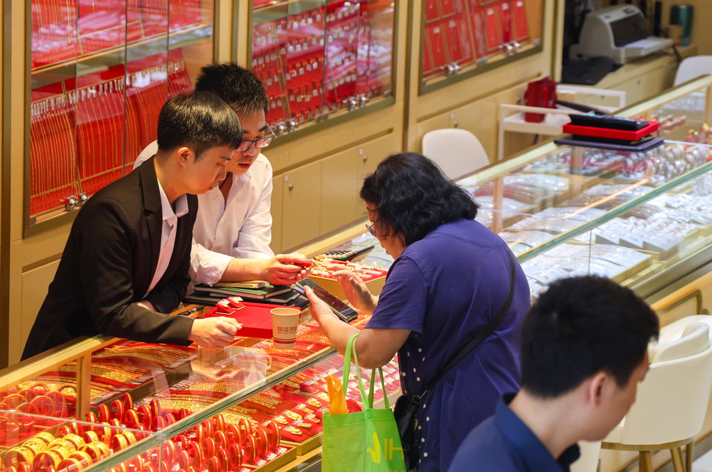 Tourists shop for in Hong Kong. Photo: Jelly Tse