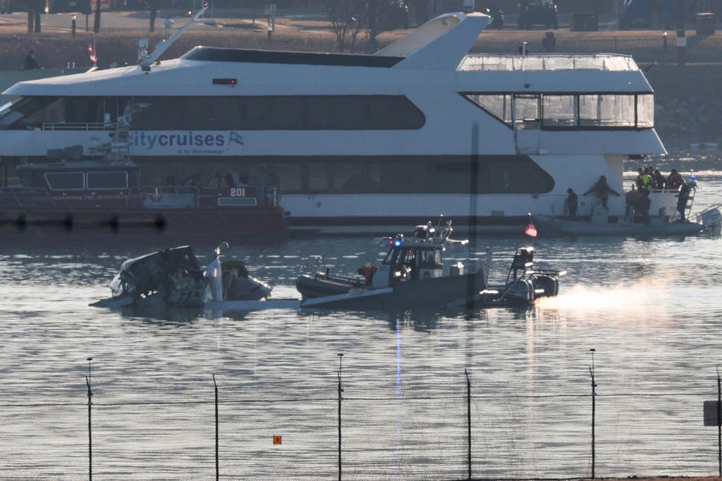 Emergency response units search the crash site of the American Airlines plane on the Potomac River after the plane crashed on approach to Reagan National Airport on Thursday in Arlington, Virginia. Photo: Getty Images via AFP
