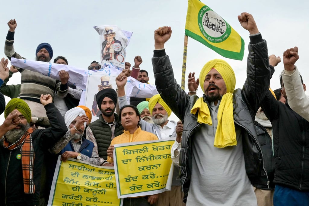 Farmers shout slogans before burning an effigy representing the WTO on the outskirts of Amritsar, India to demand minimum crop prices, on February 26, 2024. Photo: AFP