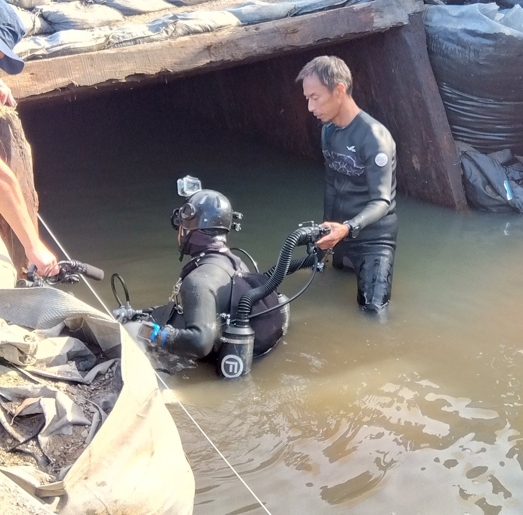 Cave diver Yoshitaka Isaji about to start his first exploration of the mine. Photo: Association to Engrave the Flooding Disaster of Chosei Coal Mine into History