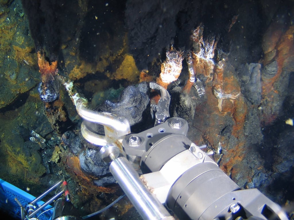 The deep-sea crewed submersible Jiaolong collected samples from a hydrothermal vent in the Indian Ocean in 2015. Photo: Xinhua