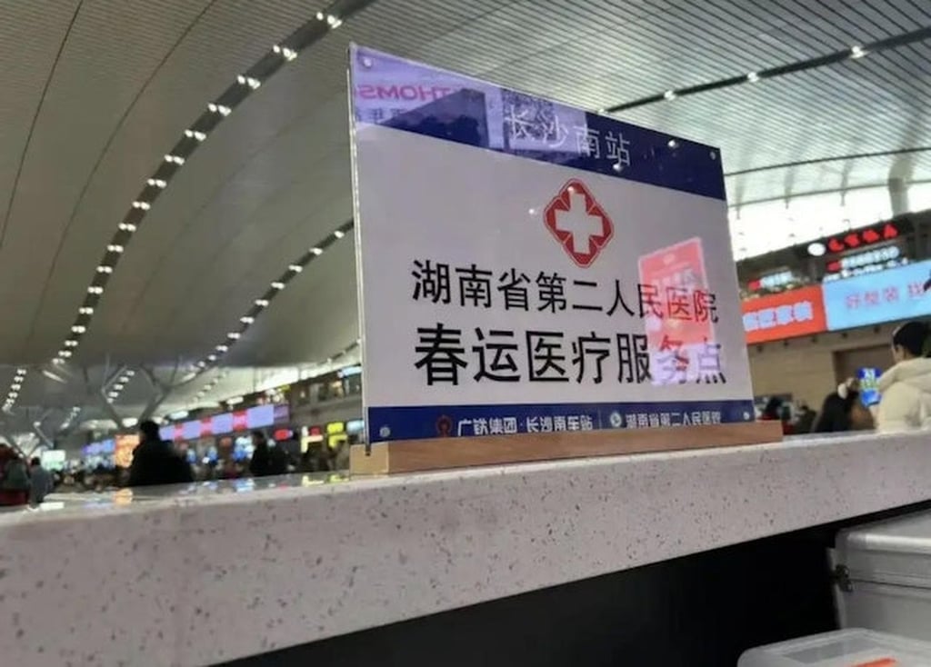 The man collapsed after suffering a heart attack while standing on a railway station platform. Photo: QQ.com