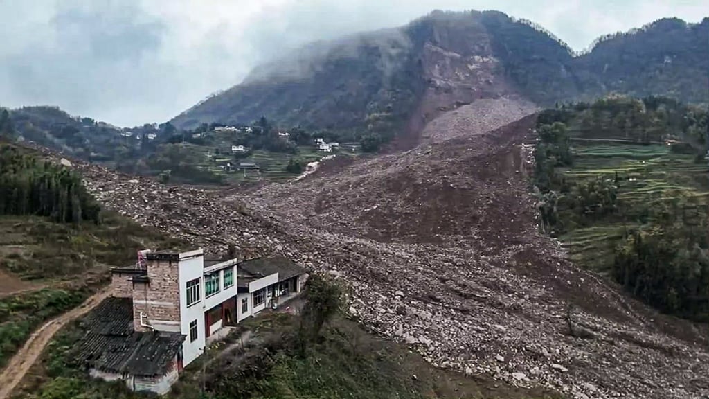 The landslide occurred just before noon on Saturday. Photo: CCTV