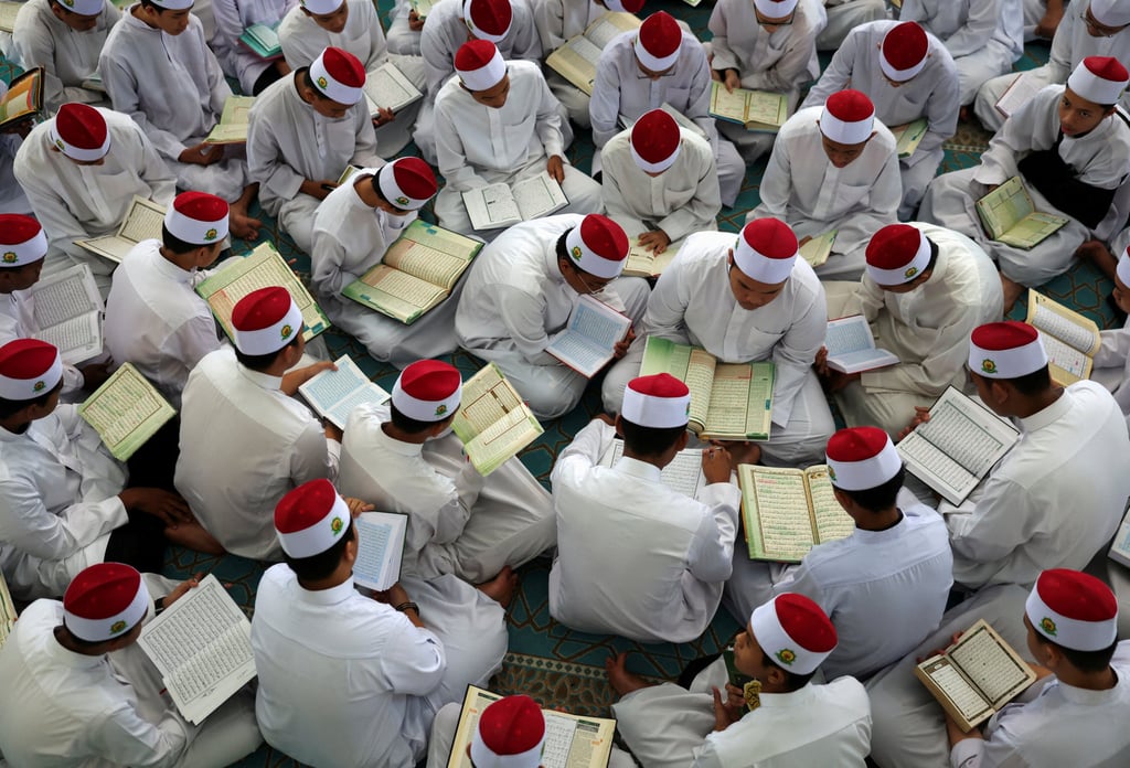 Students at a school in Kuala Lumpur reading the Koran. Selangor Sultan Sharafuddin Idris Shah says Malaysia’s Muslims know the limits of their faiths. Photo: Reuters