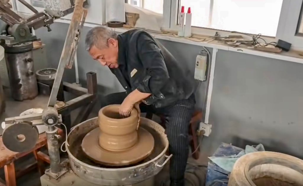 Piao Shutang works on his potter’s wheel, an art he has perfected over three decades. Photo: Douyin