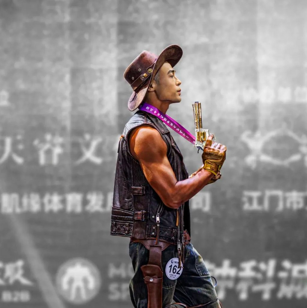 Surgeon Wu gets his guns out at one of the bodybuilding competitions . Photo: Weixin